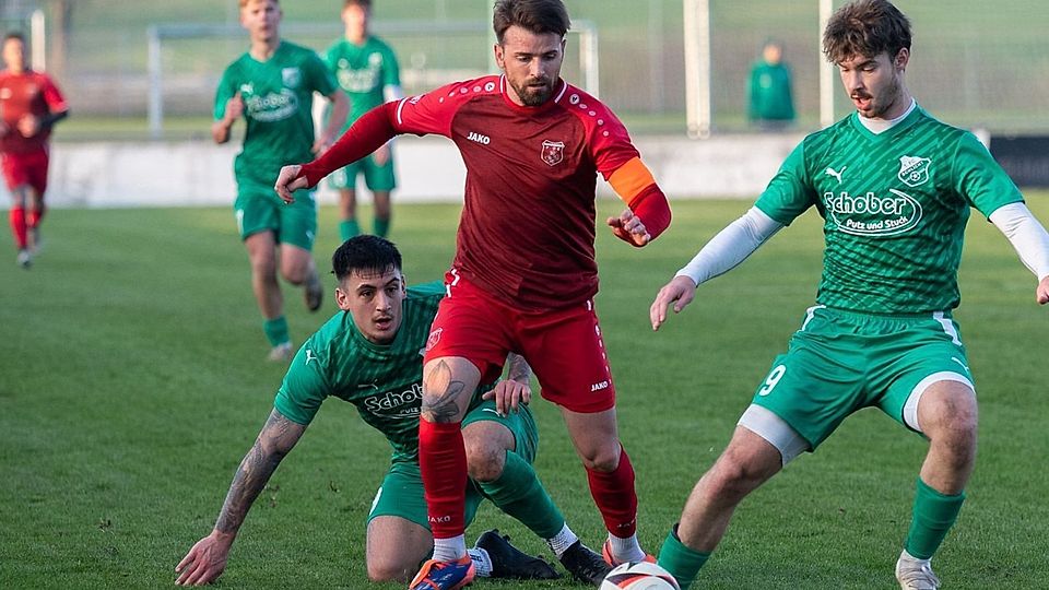Der FC Raindorf (in Rot) setzte sich klar am Amberger Bergsteig durch.