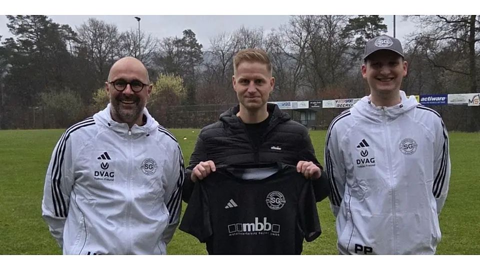 Harald Schiebel (links) und Pascal Pfennig (rechts) vom Spielausschuss begrüßen Fabian Neurath als künftigen Cheftrainer der SG Obere Lahn. © SG Obere Lahn