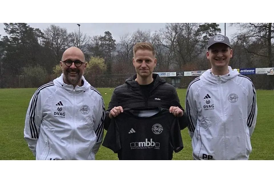 Harald Schiebel (links) und Pascal Pfennig (rechts) vom Spielausschuss begrüßen Fabian Neurath als künftigen Cheftrainer der SG Obere Lahn. © SG Obere Lahn