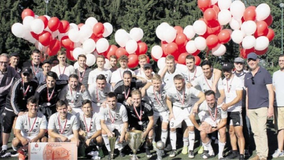 Jede Menge Luftballons, 1000 Euro und gleich drei Pokale gab es für den Jubiläumssieger FV Wiehl. Foto: Knitter