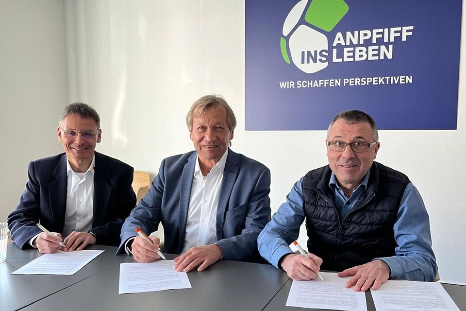 Unterzeichnung der Kooperationsvereinbarung: Michael Titze (li., Geschäftsführer BSB Nord), Gert Rudolph (Präsident BSB Nord) und Jörg Albrecht (re., Anpfiff ins Leben) besiegeln die Partnerschaft zur Stärkung von Jugendarbeit und Vereinsentwicklung in Nordbaden.