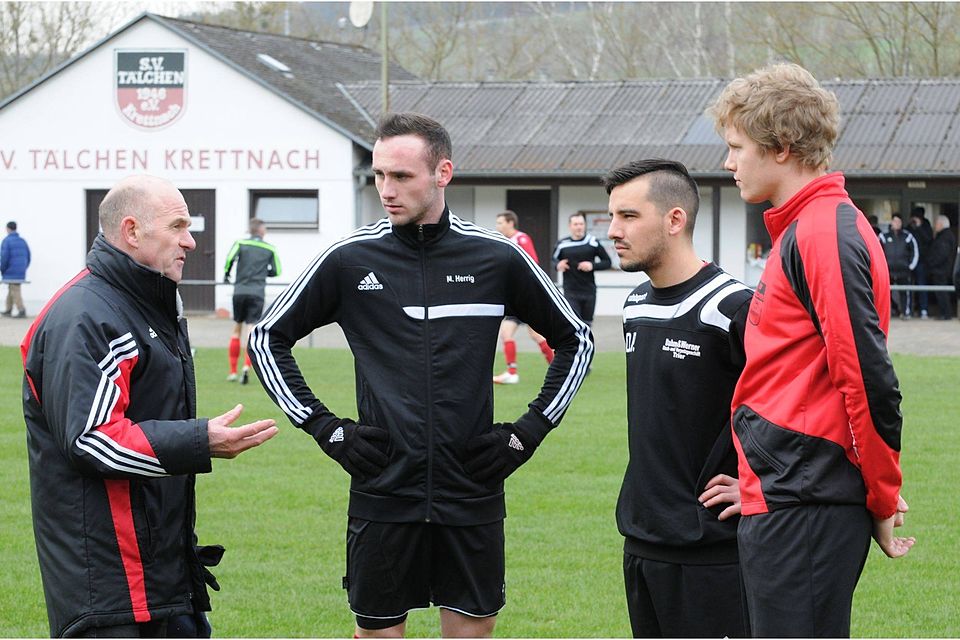 Noch ist alles offen. Trainer Heinz Zimmer im Gespräch mit Marcel Herrig, Daniel Penth und Lukas Kugel (von links). TV-Foto: Beit