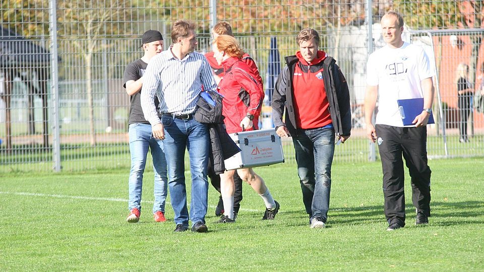 Erfolgreiches Team: Bei der U23 des SC Paderborn 07 haben bereits einige Leistungsträger ihre Verträge verlängert. Das sehr zur Freude von René Müller (l.), Trainer Markus Krösche (M.) und Co-Trainer Christoph Müller. F: Heinemann