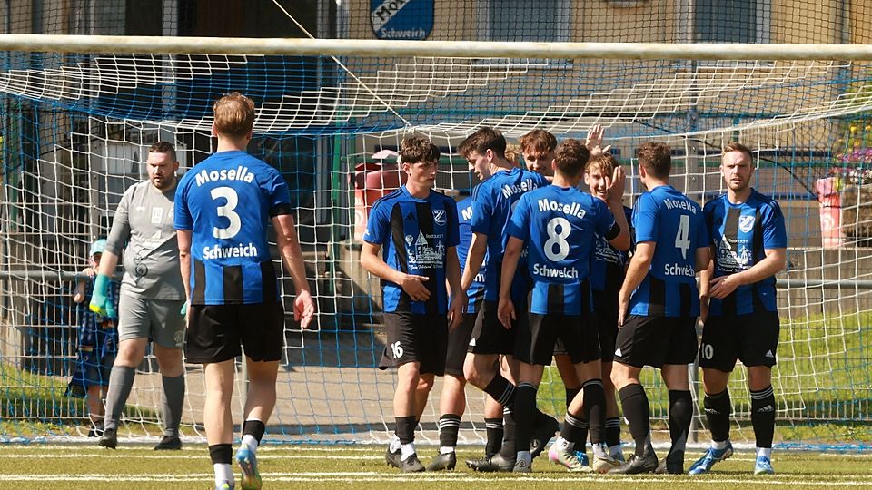 Die Spieler der Schweicher Mosella kamen im zweiten Durchgang aus dem Feiern fast gar nicht mehr heraus. Zewens Torwart Alexander Hinz (links) konnte einem da schon leidtun. 