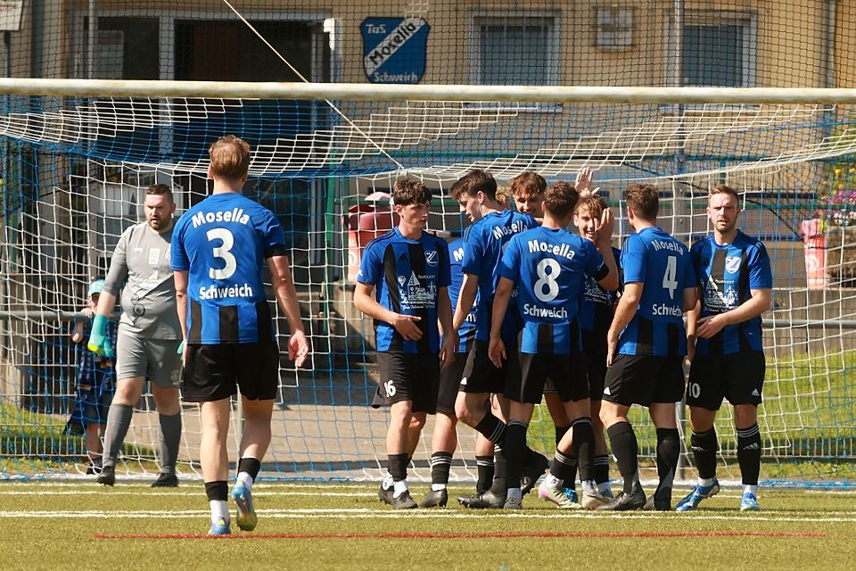 Die Spieler der Schweicher Mosella kamen im zweiten Durchgang aus dem Feiern fast gar nicht mehr heraus. Zewens Torwart Alexander Hinz (links) konnte einem da schon leidtun. Die Spieler der Schweicher Mosella kamen im zweiten Durchgang aus dem Feiern fast gar nicht mehr heraus. Zewens Torwart Alexander Hinz (links) konnte einem da schon leidtun.