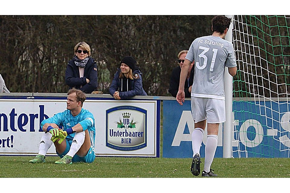 Nach der 1:2-Niederlage beim TV Bad Grönenbach muss der FC Stätzling (links Julian Baumann und rechts Manuel Tutschka) seine Blicke nach unten richten.  Archivfoto: Michael Hochgemuth