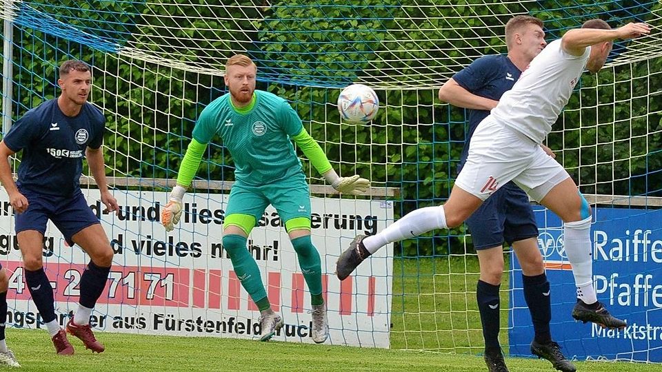 Viel Beschäftigung bekam Oberweikertshofens neuer Keeper Felix Thiel. Dreimal musste er im Test gegen den VfB Forstinning hinter sich greifen.