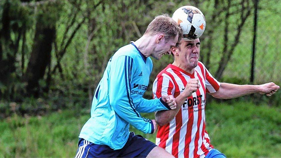 Kaum auszumachen, ob Olympias Julian Jäger (re.) oder der  Thorben Schünzel vom TSV Schlutup dieses Hochgeschwindigkeits-Kopfballduell für sich entscheidet. Foto: Jürgensen