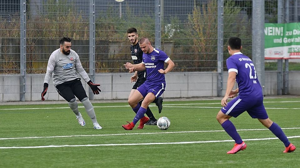 Ruppertshains Luka Hager (am Ball) schoss sein Team mit drei Treffern zum überraschend deutlichen 7:1-Kantersieg in Eschborn.