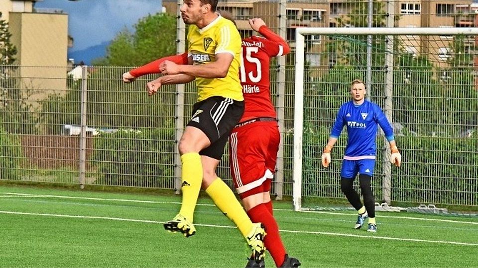 Vorteil Lufthoheit: auch in dieser Szene gewinnt der Echterdinger Max Knoll das Kopfballduell mit dem Weilimdorfer  Patrick Härle. Foto: Günter Bergmann