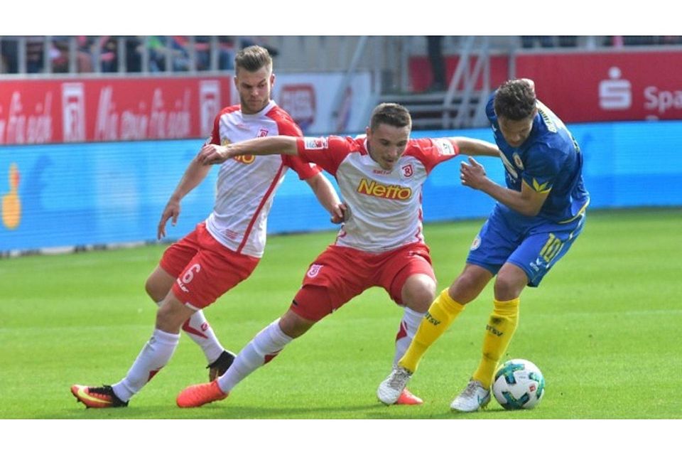 Der SSV Jahn Regensburg siegte ein einer turbulenten Partie mit 2:1 gegen Eintracht Braunschweig.   Foto: Staudinger