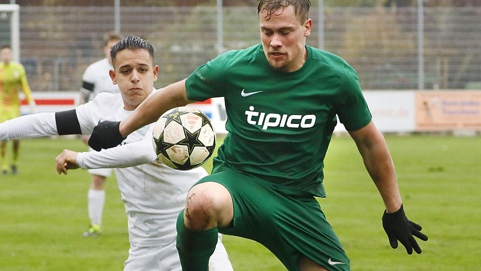 Zeit für Handschuhe: Oberhummels Vitus Paulus (grün) im Duell mit Palzings David Kungzt.