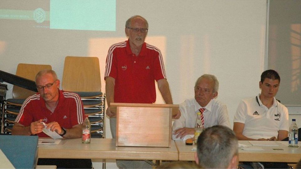 Engagierte Staffeltagsleiter in Auingen (von links): Marco Engesser (Staffelleiter C2, Schiedsrichtereinteiler), Horst Beck (Bezirksvorsitzender), Richard Grübel (A1 und C1), Daniel Leyhr (B1).