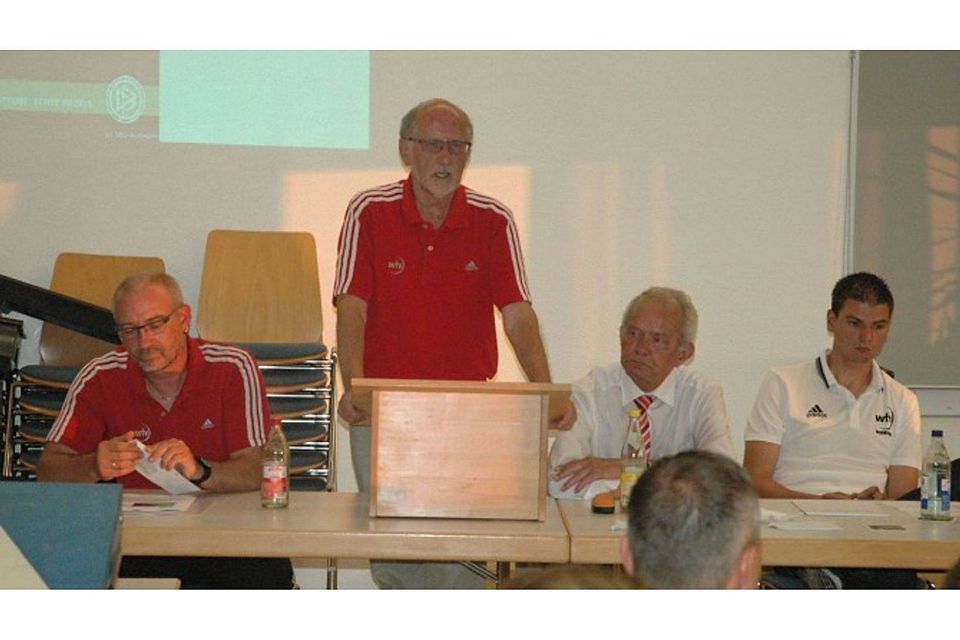 Engagierte Staffeltagsleiter in Auingen (von links): Marco Engesser (Staffelleiter C2, Schiedsrichtereinteiler), Horst Beck (Bezirksvorsitzender), Richard Grübel (A1 und C1), Daniel Leyhr (B1).