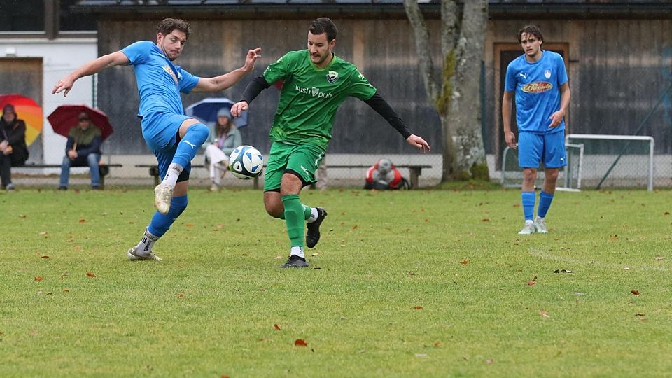 In einem unrühmlichen Spiel bringt Marvin Otto (l.) den TSV Oberammergau früh in Führung, Daniel Pichler trifft für die Grainauer zum 2:2.