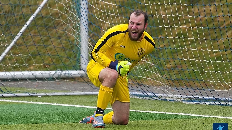 Bastian Weier, der Torwart des FC Freiburg-St. Georgen, feiert sich selbst nach seiner Elfmeterparade.