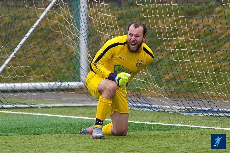 Bastian Weier, der Torwart des FC Freiburg-St. Georgen, feiert sich selbst nach seiner Elfmeterparade.