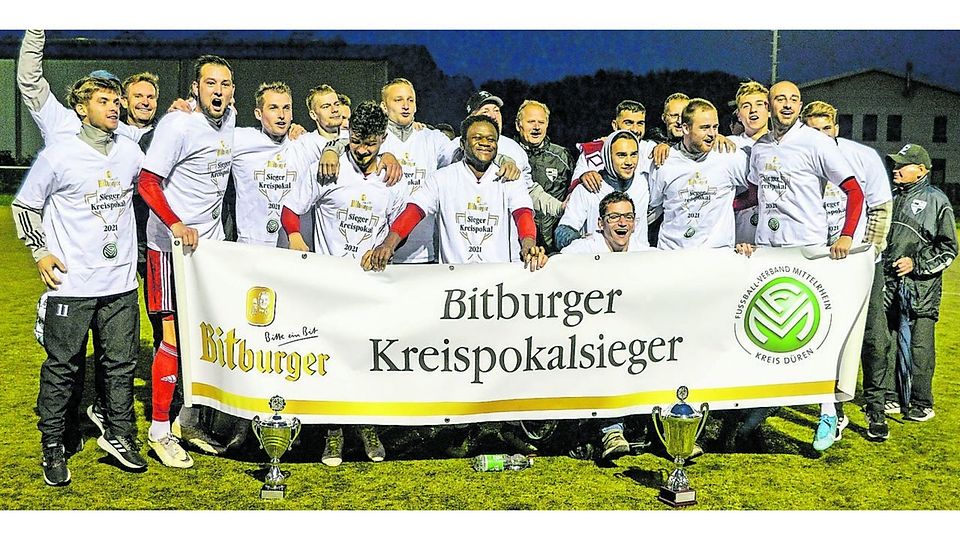 So sehen Sieger aus: Mittelrheinligist Borussia Freialdenhoven hat sich am Sonntagabend den Kreispokal gesichert.