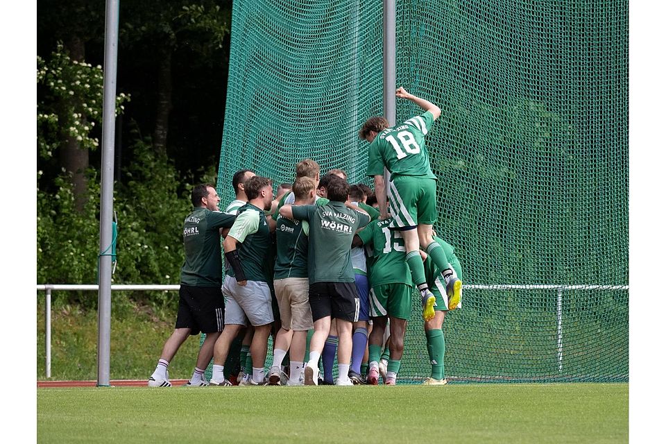 Das Saisonende, das sich alle gewünscht haben: Nach dem entscheidenden 2:2 brachen beim SVA alle Dämme.
