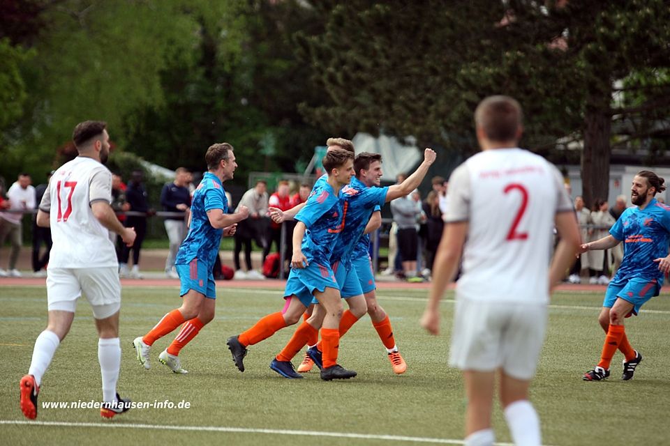 Jubel des goldenen Tores. Dominik Elberskirch hat soeben den entscheidenden Treffer beim 1:0-Derbysieg des FC Naurod erzielt und ballt die Faust.