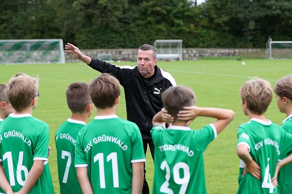 Lothar Matthäus engagiert sich als Jugendtrainer beim TSV Grünwald und ist Vorbild für seine Spieler. Lothar Matthäus engagiert sich als Jugendtrainer beim TSV Grünwald und ist Vorbild für seine Spieler.