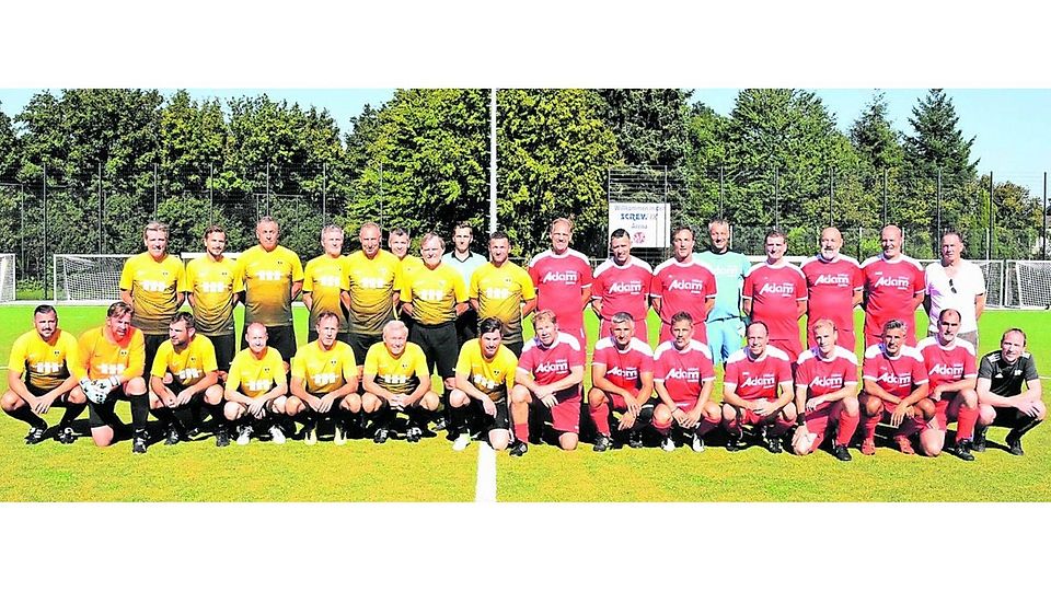 Sie durften zuerst auf den Platz: die Traditionsmannschaft von Alemannia Aachen (gelb) und die ehemalige Landesligamannschaft des VfR.