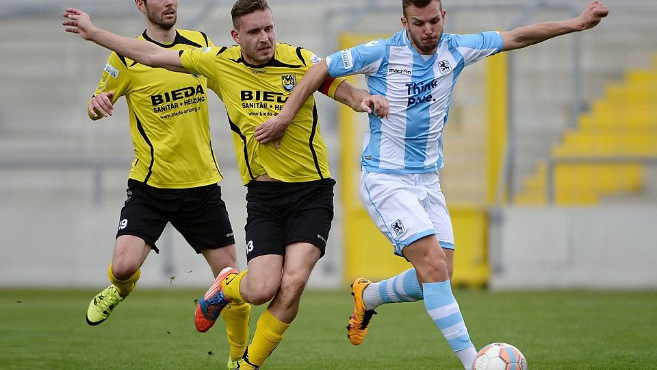 Den FC Amberg führte Michael Plänitz (vorne links) als Kapitän in die Regionalliga.