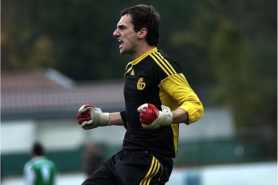 Dingolfings Keeper Julian Schwägerl leitet mit seinem Elfmetertor in der 77. Minute die Wende ein. F: Wagner Dingolfings Keeper Julian Schwägerl leitet mit seinem Elfmetertor in der 77. Minute die Wende ein. F: Wagner