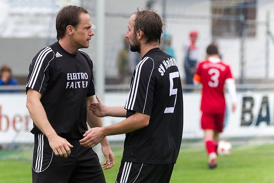 Der SV Haidlfing um Torjäger Dominik Märkl (links) wartet seit dem zweiten Spieltag auf einen Sieg. F: Becherer