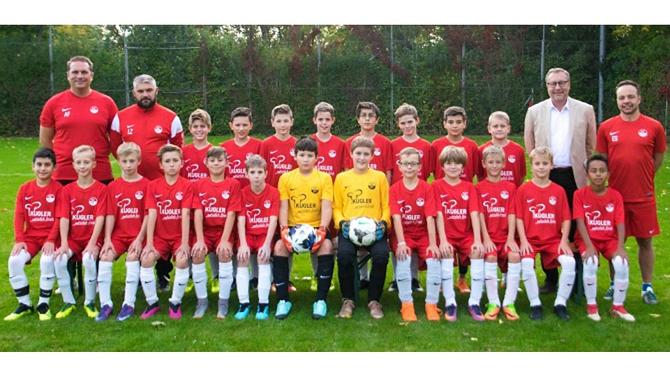 Die fünfte Auflage des Kugler Cup ist gesichert. Die jungen Gastgeber werden ihn dank Sponsor Oliver Kugler in neuen Dressen bestreiten: (hinten v.l.) Axel Fleissner v. Zastrow, Lorenzo Zurlo, Jonas Pfrerzschner, Jakob Schiffer, Manuel Steudel, Vinzent Küpper, Elias Reimann, Julius Welter, Emre Güngör, Julian Görg, Oliver Kugler, Enrico Scharlock, (vorne, v.l.) Berkay Sahmurat, Jonathan Zücker, Leon Danner, Paul Hecker, Giuseppe Zurlo, Niklas Hackenberg, Sebastian da Silva, Filip Vojta, Max Scharlock, Nicolas Baresch, Niklas Ramsauer, Vincent Vogel, Elia Bracke. 	Foto: privat