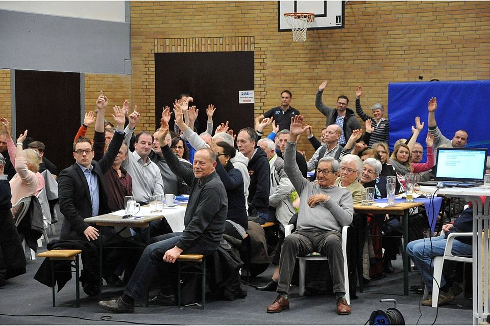 162 von 165 stimmberechtigten Mitgliedern des VfL Stade stimmten am Donnerstag für die Fusion. Drei enthielten sich. Es gab keine Gegenstimme. Foto Berlin