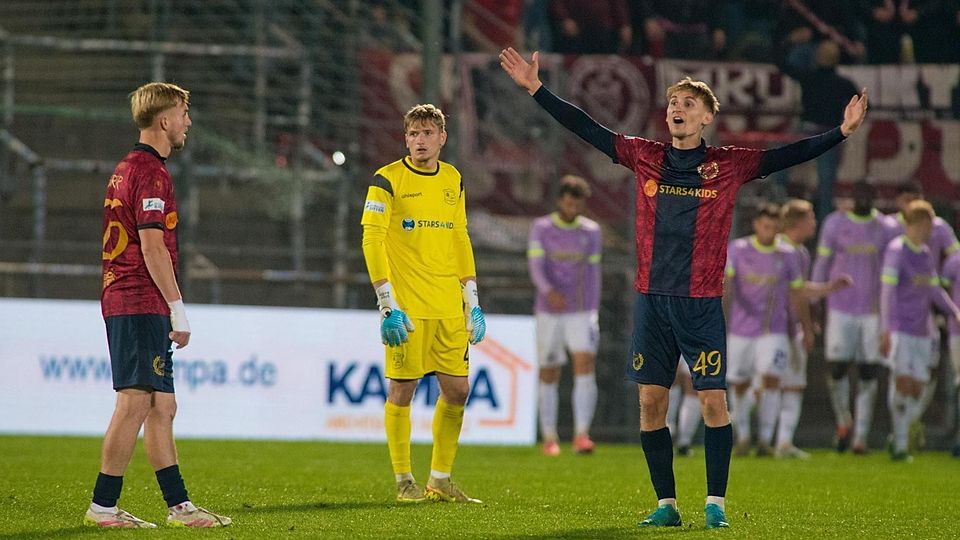 spvgg unterhaching, blau, gegen fc würzburger kickers, 31.10.2025 erion avdija, tw, nach dem 0:2