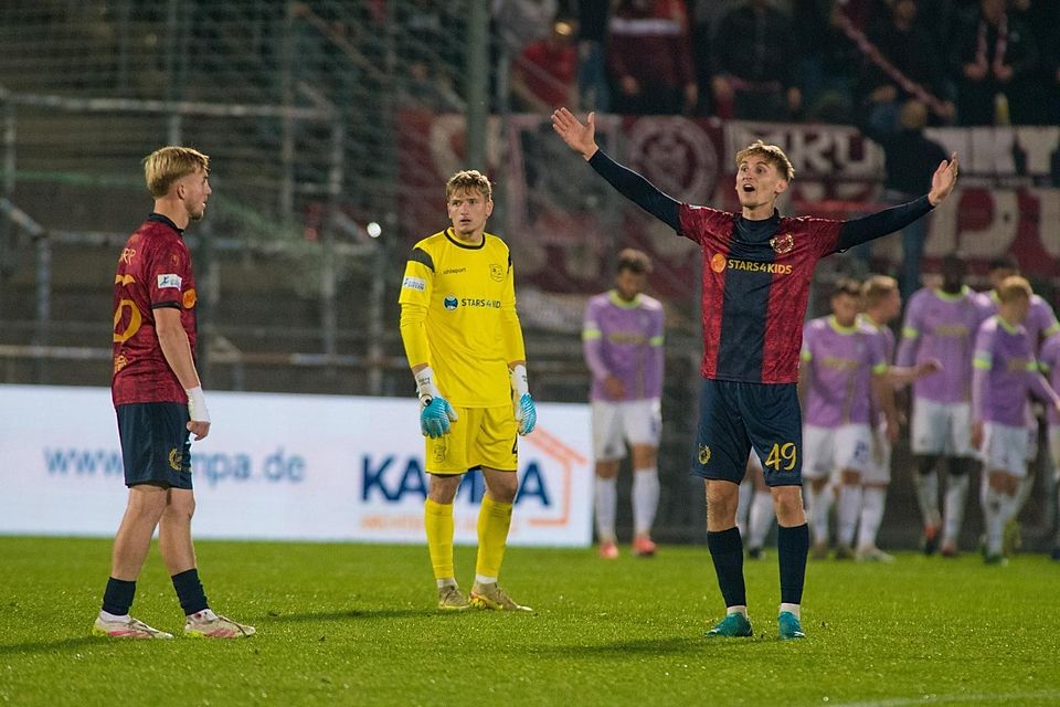 spvgg unterhaching, blau, gegen fc würzburger kickers, 31.10.2025 erion avdija, tw, nach dem 0:2 spvgg unterhaching, blau, gegen fc würzburger kickers, 31.10.2025 erion avdija, tw, nach dem 0:2