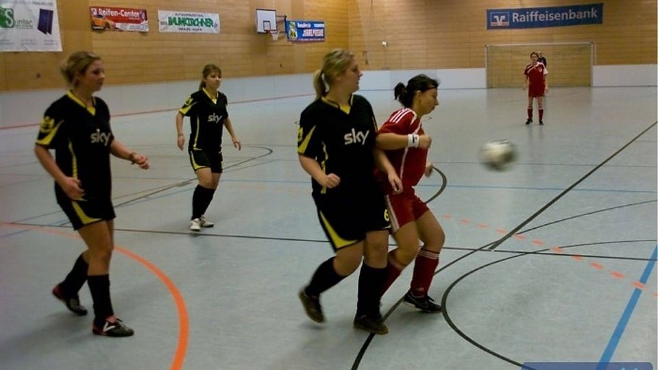 Ob die Spielerinnen um Spielführerin Isabel Bruckner (links) nach den bisherigen Leistungen auch über ein erfolgreiches eigenes Hallenturnier jubeln können, wird sich am 14. Januar zeigen. (Bild Fupa.