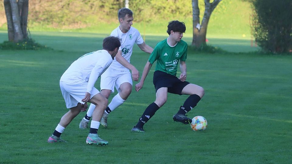 Eine neue, aufregende Situation für die jungen Spieler wie Georg Müller (re.): Der Lenggrieser SC startet in die Aufstiegsrelegation. Erste Station: Heimspiel gegen Unterpfaffenhofen.