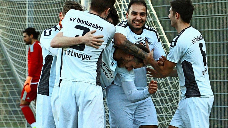 Bonlandener Freude über einen Auswärtscoup. In der Mitte die Torschützen Nico Presthofer und Ugur Yilmaz. Foto: Yavuz Dural