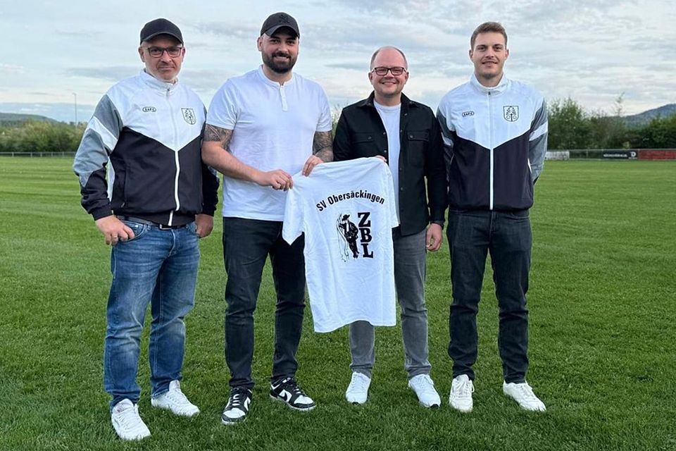 Von links: Carlo Ciarmiello (Spielausschuss), Arber Mustafaj, Thomas Fischer (1. Vorstand), Jonas Schöneich (Spielausschuss) | Foto: SV Obersäckingen