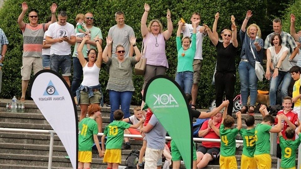 Die Mehringer feierten mit einer La-Ola-Welle. Foto: Sebastian Schwarz