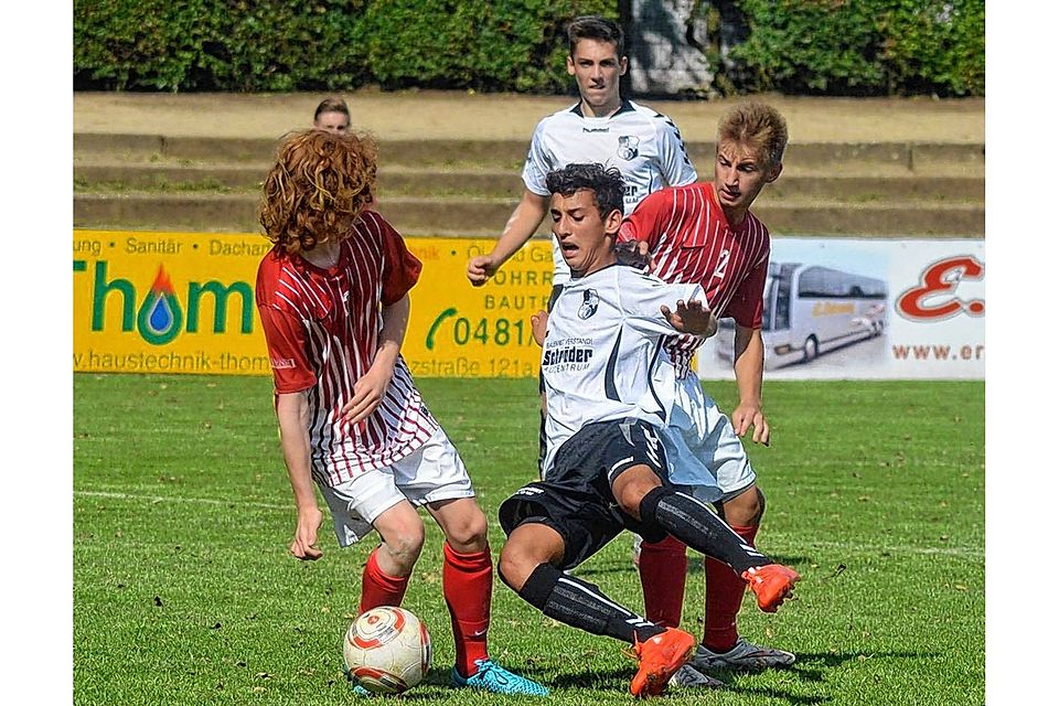 In die Zange genommen: Sören Tetzlaff (li.) und Daniel Grand von TuS Komet Arsten kämpfen mit Heides Sturmspitze Azat Selcuk (Mitte) um den Ball. Foto: gkn