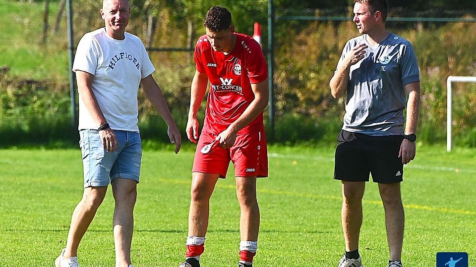 Beobachtet aktuell eine positive Entwicklung seiner Mannschaft, gerade bei den jüngeren Akteuren: Nusbaums Trainer Frank Hermes (links)
