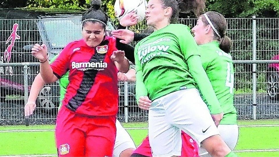 Den Eckball von Annika Loose verpasst Fatbardha Sekiraca nur knapp, das hätte 1:0 für die Uevekovenerinnen sein müssen. Foto: Royal