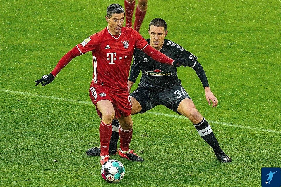 Keven Schlotterbeck, Verteidiger des SC Freiburg (schwarzes Trikot) trifft auf die Fifa-Spieler des TSV Bad Rietenau. 