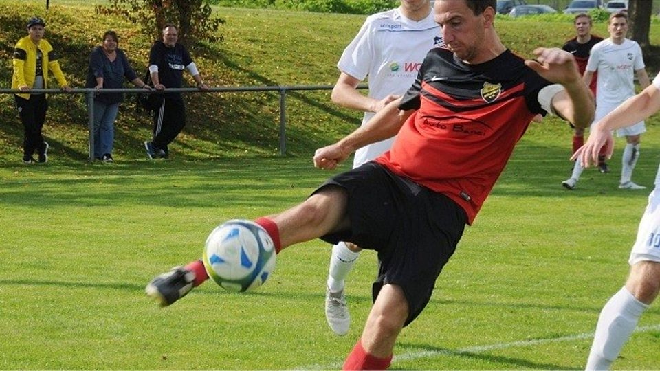 Beurens Johannes Maurer beim Schuss.  Rudi Apprich