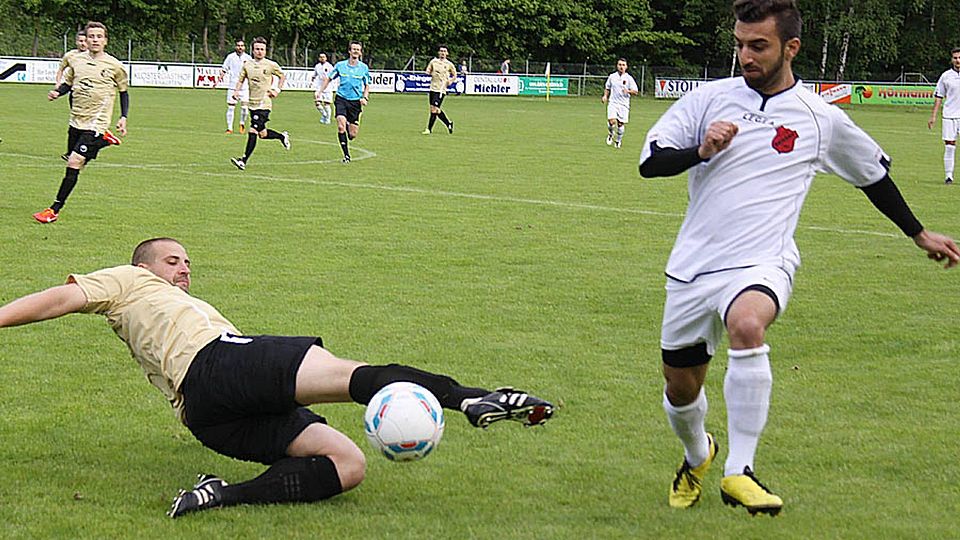 Ali Gündüz (rechts) brachte den VfR Foret im Pokalfinale in Führung. Nach der regulären Spielzeit stand es dann 1:1. Das Elfmeterschießen musste entscheiden. F.: Tautz