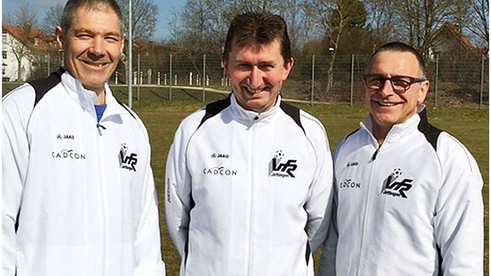 Abteilungsleiter Christoph Hoss (links) und der Sportliche Leiter des VfR Jettingen, Heinz Forster (rechts), freuen sich auf eine weitere Zusammenarbeit mit Trainer Walter Zachwey.	F.: Uli Anhofer