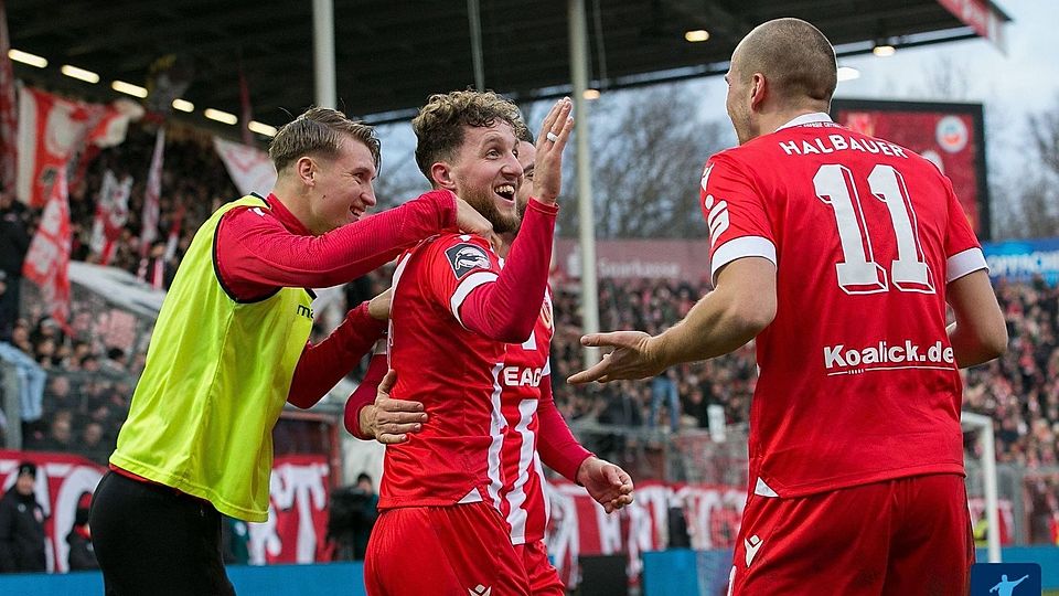 Aufsteiger Hansa Rostock bleibt Tabellenführer der 3. Liga. 