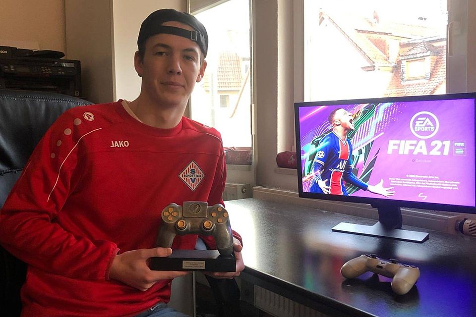 Alex Breuer vom SV SCHOTT Jena mit dem Siegerpokal des Thüringer FIFA-Turniers von FuPa Thüringen.