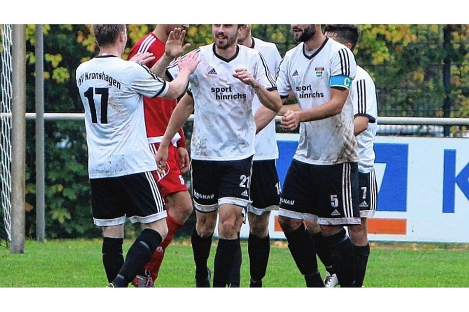 Grund zur Freude: Kronshagens Marcus Laubach (mitte) steuerte drei Treffer zum Torfestival gegen Schinkel bei und nimmt hier Glückwünsche von Lars Wethgrube (links) und seinem Kapitän Lennart Kock entgegen. Foto: pil