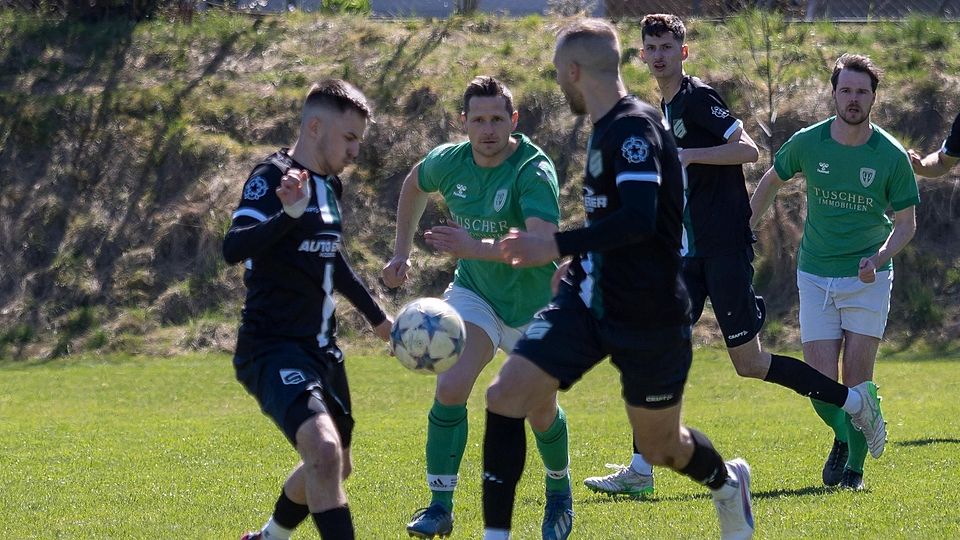 FBKL Emmering (grün)  Alexander Robeis und hinten Marinus Riedl