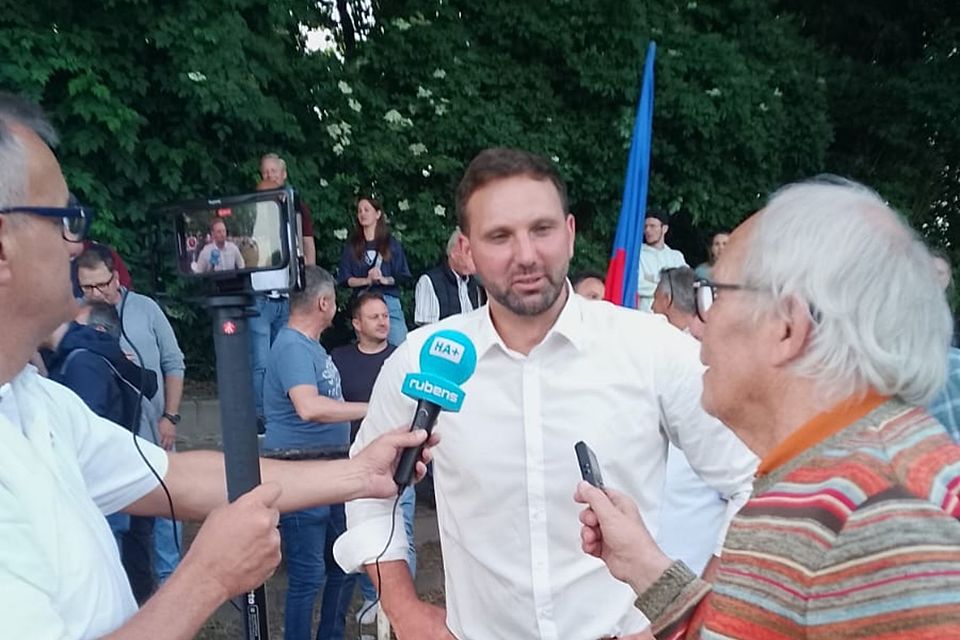 Ein überglücklicher Sven Pahnreck (Mitte) nach Spielschluss im Interview mit der Lokalpresse.